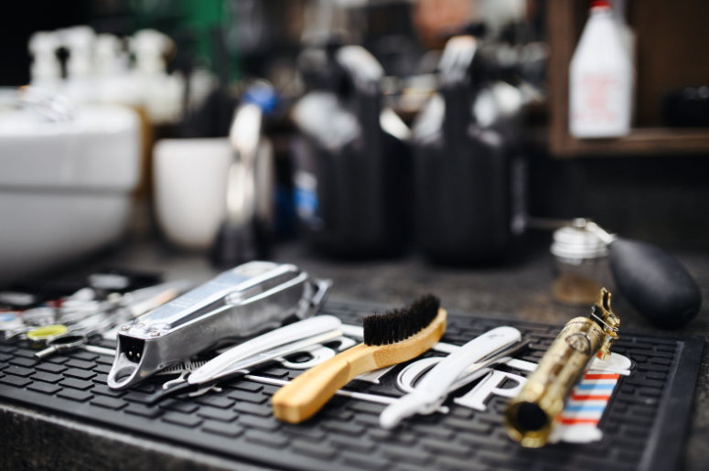 Искусство работы со стрижкой и покраской: роль парикмахерского инструмента